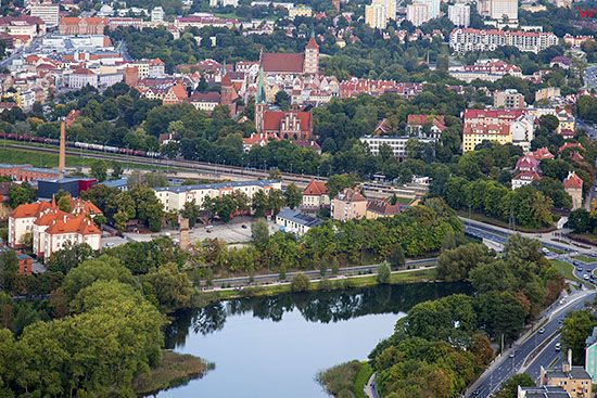 Olsztyn, panorama na miasto przez jezioro Dlugie. EU, PL, Warm-Maz. Lotnicze.